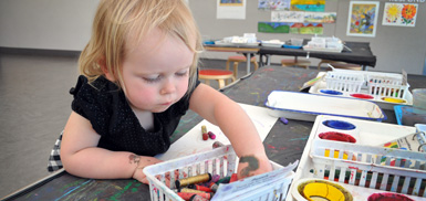 Young Child Looking at Materials / The Eric Carle Museum 