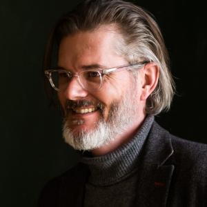 Headshot of artist and author Mo Willems.